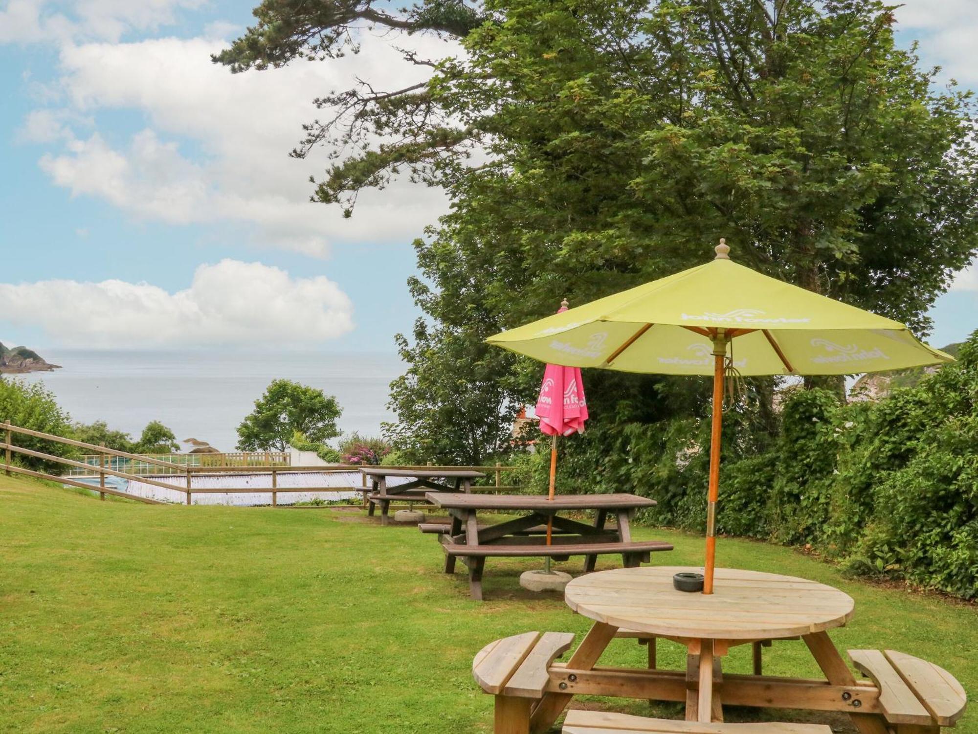 Ochenta * Combe Martin